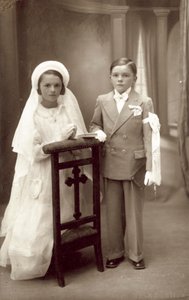 Garçon et fille à leur première communion