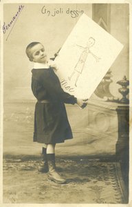 Garçon avec un dessin - French Photographer