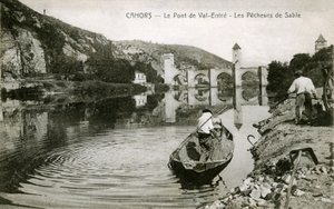 Cahors au début du XXe siècle : pêcheurs de sable et leur bateau sur le Lot, pont de Valentré - French Photographer
