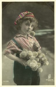 Enfant avec un bouquet de fleurs - French Photographer