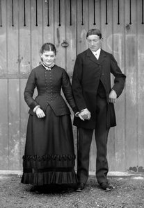 Couple le dimanche pour célébrer la première communion de leur fils, près de Bourmont en Haute-Marne, vers 1880. Collection Ducos. - French Photographer