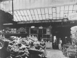 Cour du Heaume, rue Pirouette, Les Halles, Paris, 1910 - French Photographer