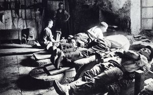Couteliers au travail à Thiers, fin du 19e siècle - French Photographer