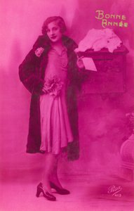 Jeune fille élégante sur le point de poster une carte de vœux du Nouvel An - French Photographer