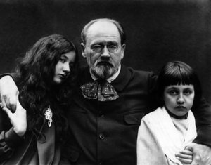 Émile Zola (1840-1902), écrivain et journaliste français, dans le jardin de Verneuil-sur-Seine (Yvelines) avec ses enfants Denise et Jacques - French Photographer