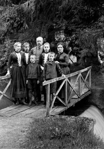 Famille de citadins, posant dans leur jardin, près de Bourmont en Haute-Marne, vers 1880. Collection Ducos. - French Photographer
