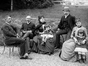 Famille de citadins, posant dans leur jardin, près de Bourmont en Haute-Marne, vers 1880. Photographie. Collection Ducos. - French Photographer