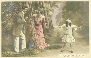 Famille jouant à colin-maillard