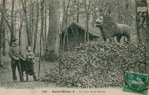 Père et fils regardant une sculpture de lion à Saint-Dizier. Publié par la Bibliothèque d
