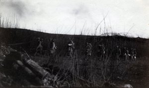 Première Guerre mondiale (1914-1918) : un groupe de soldats marchant sur Rocourt (Saint-Quentin) (Aisne) - French Photographer