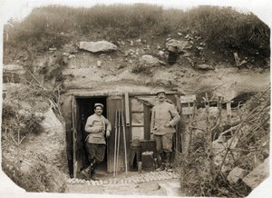 Première Guerre mondiale (1914-1918) : le poste de commandement du lieutenant De Benedetti, le secrétaire à gauche, l