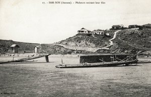 Pêcheurs retirant leur filet près des plages de Sam Son, Annam. Carte postale du Vietnam, Indochine. Photographie vers 1912-1914 - French Photographer