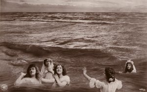 Cinq femmes vêtues dans la mer