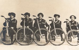 Cinq filles, probablement françaises, avec leurs vélos (photo n/b) - French Photographer