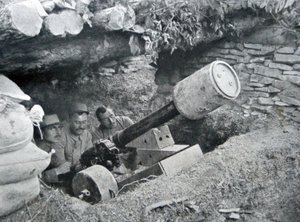 Canon français de 48 utilisé pour lancer des mines terrestres, 1915 - French Photographer