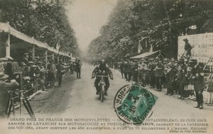 Grand Prix de moto de France, Fontainebleau, 22 juin 1913. Lavanchy gagnant la catégorie 500 cc sur une Motosacoche avec des pneus Hutchinson, complétant le parcours de 450 kilomètres à plus de 75 kilomètres par heure