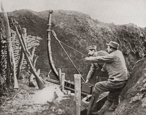 Soldats français utilisant une catapulte pour lancer des bombes pendant la Première Guerre mondiale, de The Illustrated War News, 1915 - French Photographer