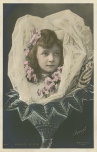 Fille dans une fleur - French Photographer