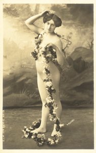 Fille en body tenant une guirlande de fleurs