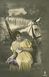 Fille assise sur un canapé avec un cheval blanc derrière - French Photographer