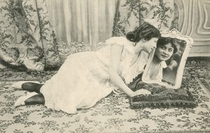 Fille souriant à elle-même dans le miroir - French Photographer