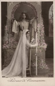 Fille prenant la communion - French Photographer