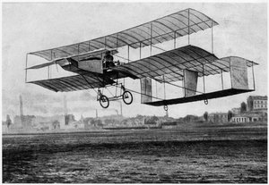 Henri Farman (1874-1958) à Issy-les-Moulineaux dans son avion le Voisin-Farman 1, 1907 - French Photographer