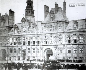 Gonfler un ballon avec les déclarations de la Commune attachées à l