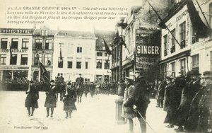 Le roi George V et le roi Albert Ier visitant un village en Flandre