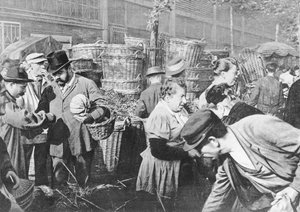 Dernières ventes avant la cloche, rue Rambuteau, Les Halles, Paris, 1897 - French Photographer