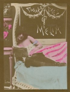 Lina, fille sur un lit lisant un journal - French Photographer