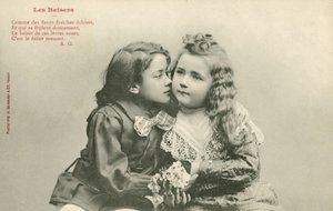 Petit garçon embrassant une petite fille - French Photographer