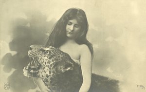 Fille aux cheveux longs avec les bras autour d