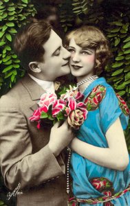 Homme portant des fleurs, embrassant une jolie fille sur la joue - French Photographer