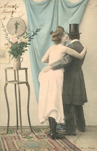 Homme en haut-de-forme avec le bras autour d
