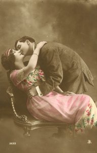 Homme embrassant une fille sur la joue