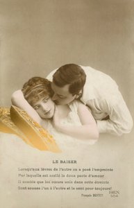 Homme embrassant une fille timide sur la joue