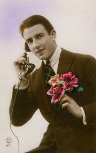 Homme au téléphone, tenant des fleurs