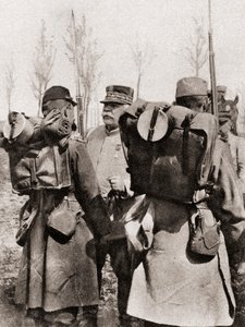 Le maréchal Joseph Jacques Césaire Joffre inspectant ses troupes, de The Illustrated War News, 1915 - French Photographer