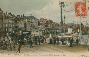 Train express de Paris sur le front de mer à Dieppe - French Photographer