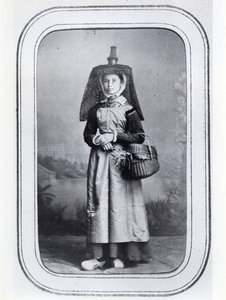 Carte de visite photographique montrant un costume régional français, vers 1860-70 - French Photographer