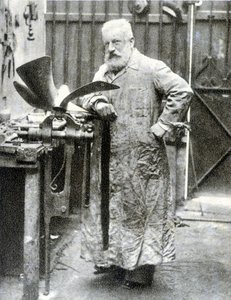 Portrait de Fernand Forest (1851 - 1914), inventeur français (moteur, pièces auto...) - photographie