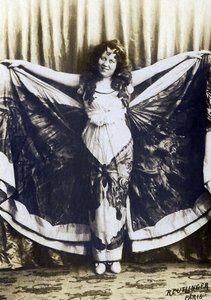 Portrait de Loie Fuller (1862-1928), comédienne, chanteuse, danseuse américaine. - French Photographer