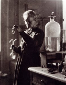 Portrait de la physicienne Marie Curie (1867-1934) dans son laboratoire en 1925 (photo) - French Photographer