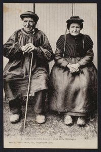Carte postale représentant les montagnards à Saugues, Haute-Loire, vers 1900