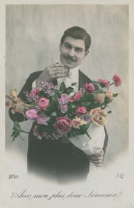 Homme tenant un bouquet de fleurs