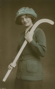 Jeune femme portant une crosse de hockey sur l