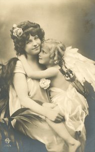Jolie fille avec un ange sur ses genoux - French Photographer