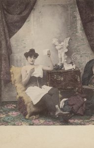 Jolie fille à moitié habillée, lisant une lettre - French Photographer