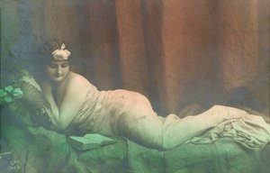 Fille allongée, lisant